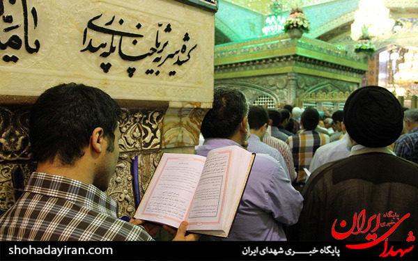 عکس/آیین تعویض گل های فوق ضریح مطهر امام رضا علیه السلام