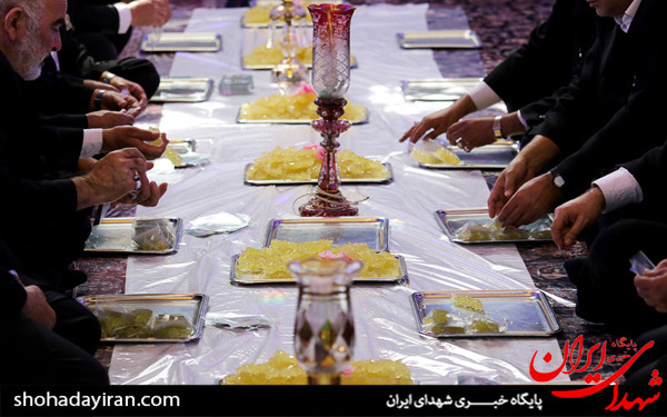 عکس/بسته بندی نبات متبرک توسط خادمان حرم امام رضا (ع) - مشهد