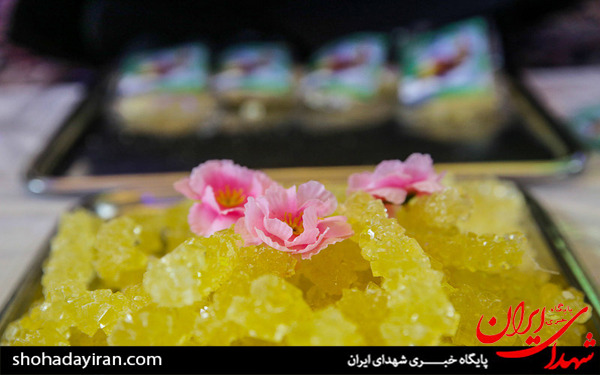 عکس/بسته بندی نبات متبرک توسط خادمان حرم امام رضا (ع) - مشهد