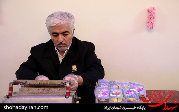 عکس/بسته بندی نبات متبرک توسط خادمان حرم امام رضا (ع) - مشهد
