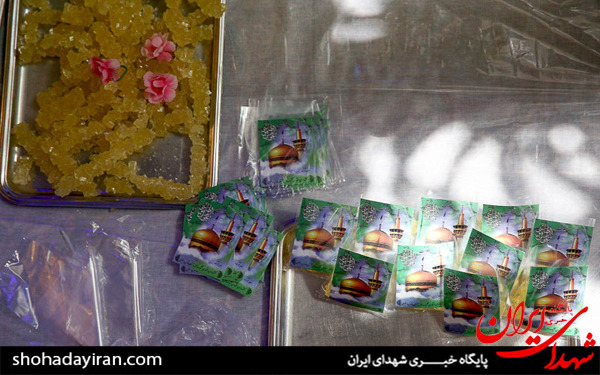 عکس/بسته بندی نبات متبرک توسط خادمان حرم امام رضا (ع) - مشهد