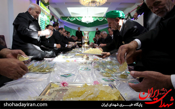 عکس/بسته بندی نبات متبرک توسط خادمان حرم امام رضا (ع) - مشهد