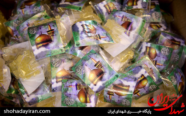 عکس/بسته بندی نبات متبرک توسط خادمان حرم امام رضا (ع) - مشهد