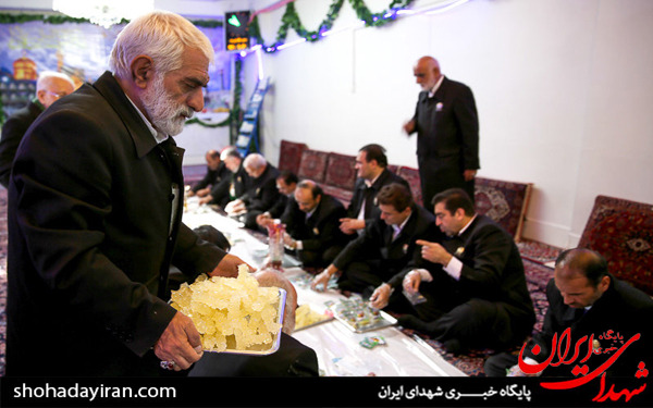 عکس/بسته بندی نبات متبرک توسط خادمان حرم امام رضا (ع) - مشهد