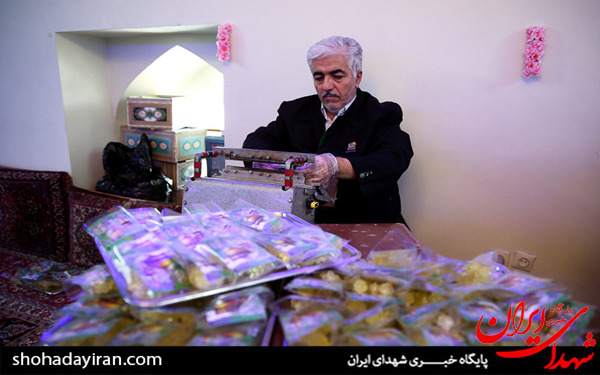 عکس/بسته بندی نبات متبرک توسط خادمان حرم امام رضا (ع) - مشهد