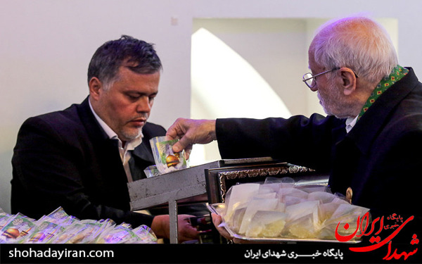 عکس/بسته بندی نبات متبرک توسط خادمان حرم امام رضا (ع) - مشهد