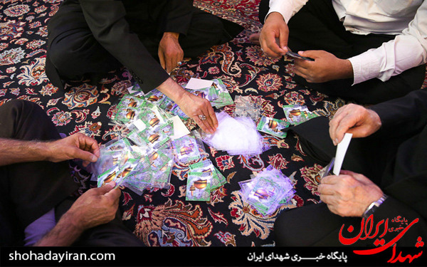 عکس/بسته بندی نبات متبرک توسط خادمان حرم امام رضا (ع) - مشهد