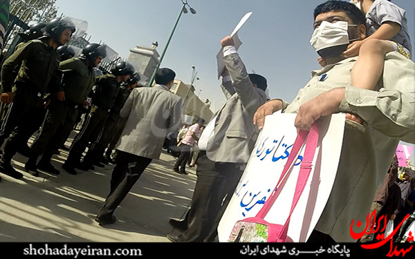 تجمع دانشجویی روبروی مجلس شورای اسلامی