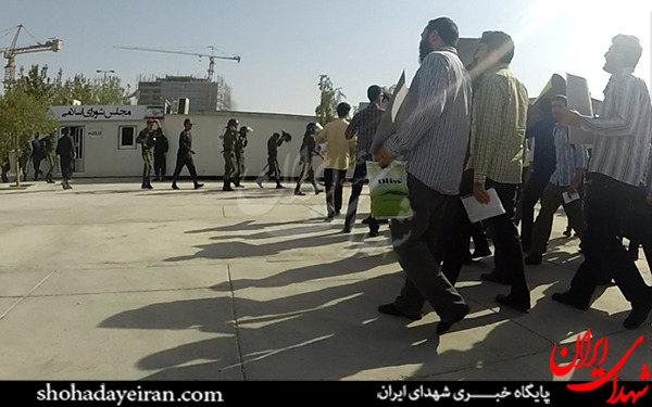 تجمع دانشجویی روبروی مجلس شورای اسلامی