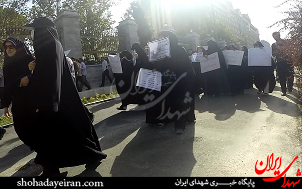 تجمع دانشجویی روبروی مجلس شورای اسلامی