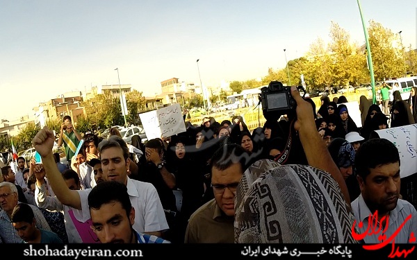 تجمع دانشجویی روبروی مجلس شورای اسلامی