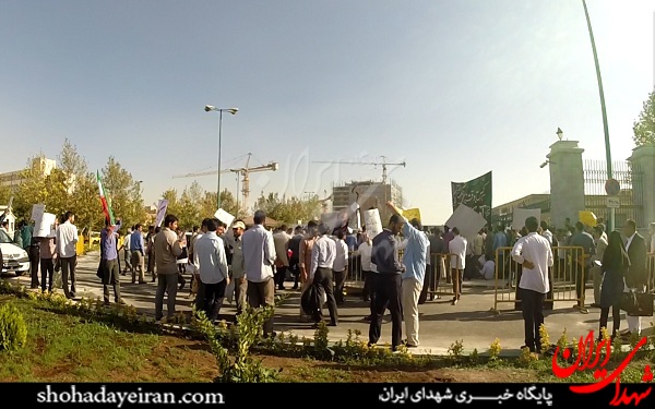تجمع دانشجویی روبروی مجلس شورای اسلامی