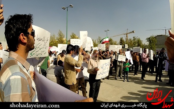 تجمع دانشجویی روبروی مجلس شورای اسلامی