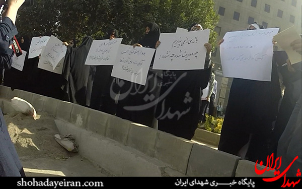 تجمع دانشجویی روبروی مجلس شورای اسلامی