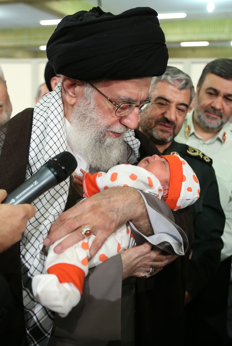 حکم جهاد میدم،ولی هنوز جهاد نظامی لازم نیست... حکم جهاد میدم،ولی هنوز جهاد نظامی لازم نیست...