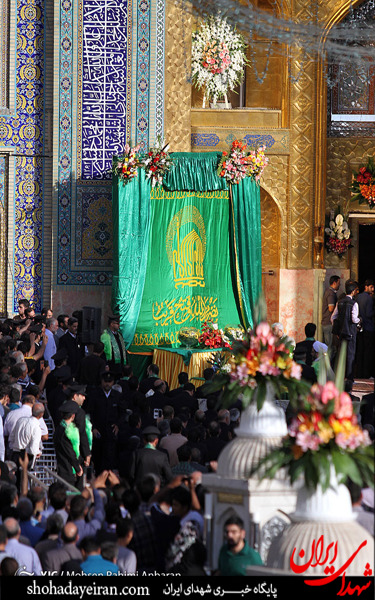عکس/مراسم تعویض پرچم گنبد امام رضا(ع) در آستانه ولادت