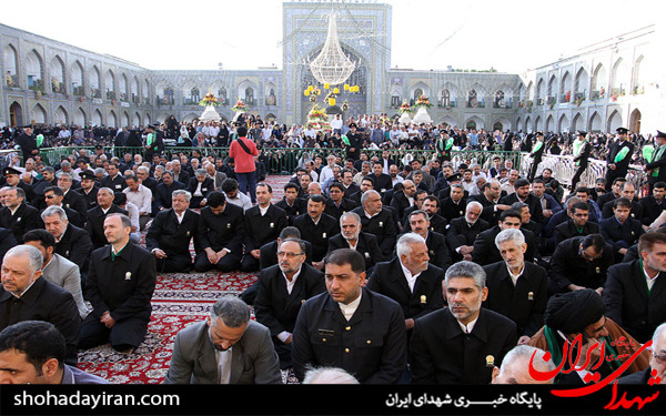 عکس/مراسم تعویض پرچم گنبد امام رضا(ع) در آستانه ولادت