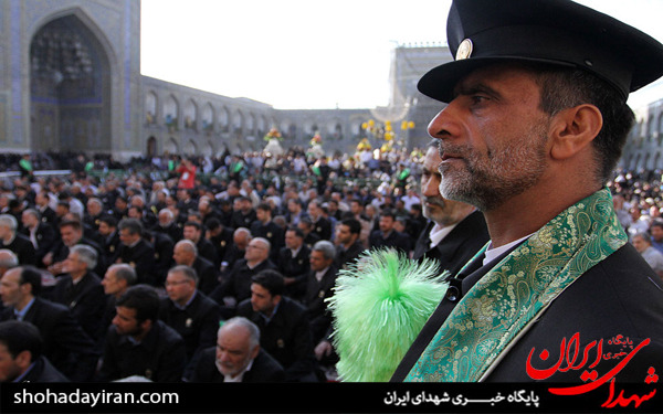 عکس/مراسم تعویض پرچم گنبد امام رضا(ع) در آستانه ولادت