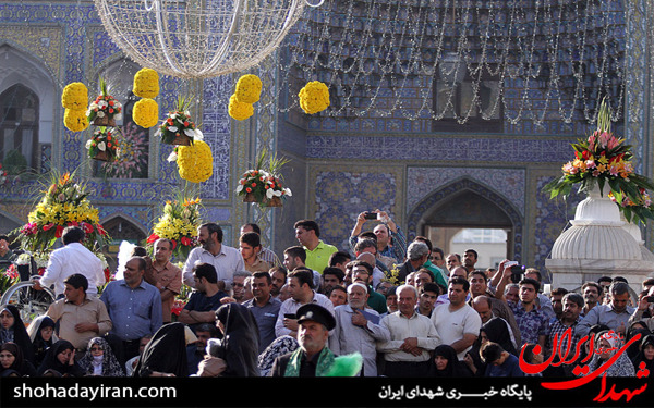 عکس/مراسم تعویض پرچم گنبد امام رضا(ع) در آستانه ولادت