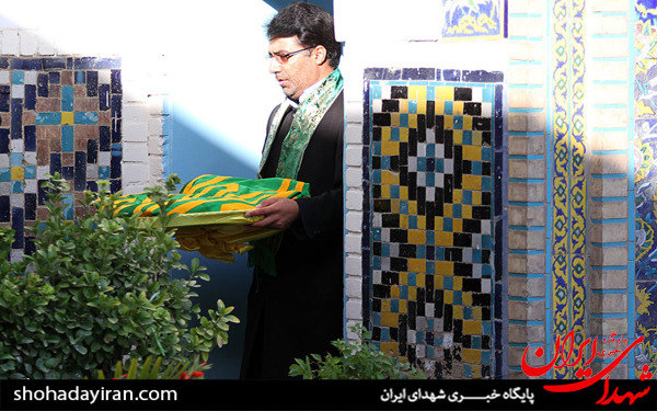 عکس/مراسم تعویض پرچم گنبد امام رضا(ع) در آستانه ولادت