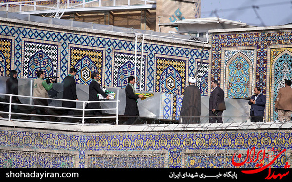 عکس/مراسم تعویض پرچم گنبد امام رضا(ع) در آستانه ولادت