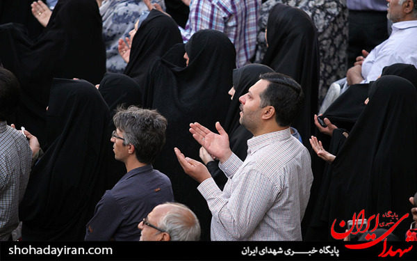 عکس/مراسم تعویض پرچم گنبد امام رضا(ع) در آستانه ولادت