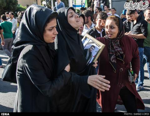 اشک همسر بیت‌الله در تشیع همسرش +تصاویر