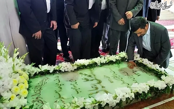 بوسه احمدی‌نژاد بر 