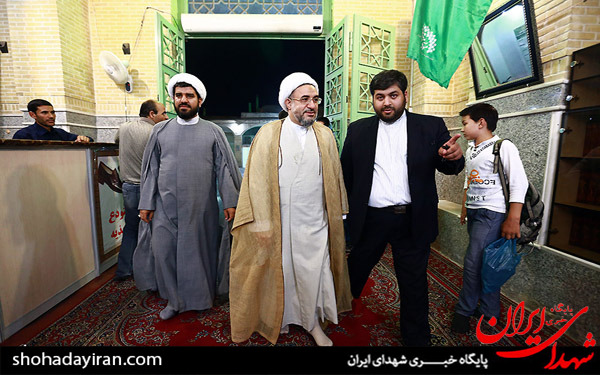 عکس/غبارروبی و عطرافشانی بارگاه امامزاده موسی مبرقع(ع) با حضور آیت الله اراکی