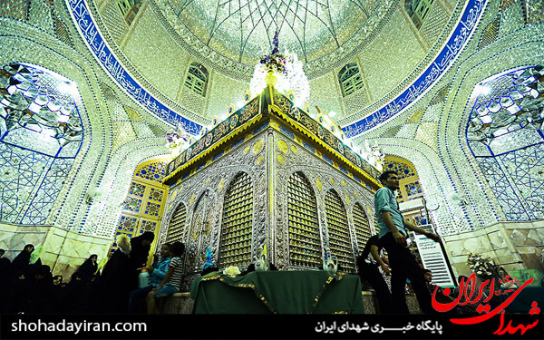 عکس/غبارروبی و عطرافشانی بارگاه امامزاده موسی مبرقع(ع) با حضور آیت الله اراکی