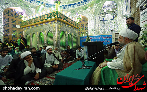 عکس/غبارروبی و عطرافشانی بارگاه امامزاده موسی مبرقع(ع) با حضور آیت الله اراکی