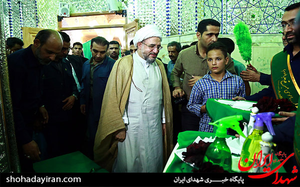 عکس/غبارروبی و عطرافشانی بارگاه امامزاده موسی مبرقع(ع) با حضور آیت الله اراکی