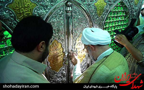 عکس/غبارروبی و عطرافشانی بارگاه امامزاده موسی مبرقع(ع) با حضور آیت الله اراکی