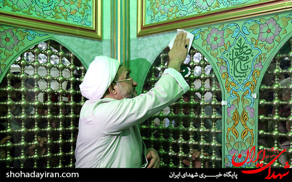 عکس/غبارروبی و عطرافشانی بارگاه امامزاده موسی مبرقع(ع) با حضور آیت الله اراکی