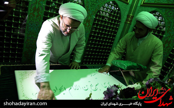 عکس/غبارروبی و عطرافشانی بارگاه امامزاده موسی مبرقع(ع) با حضور آیت الله اراکی