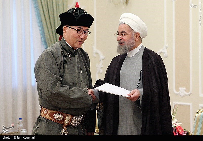 لباس مغولی سفیر در ساختمان ریاست جمهوری
