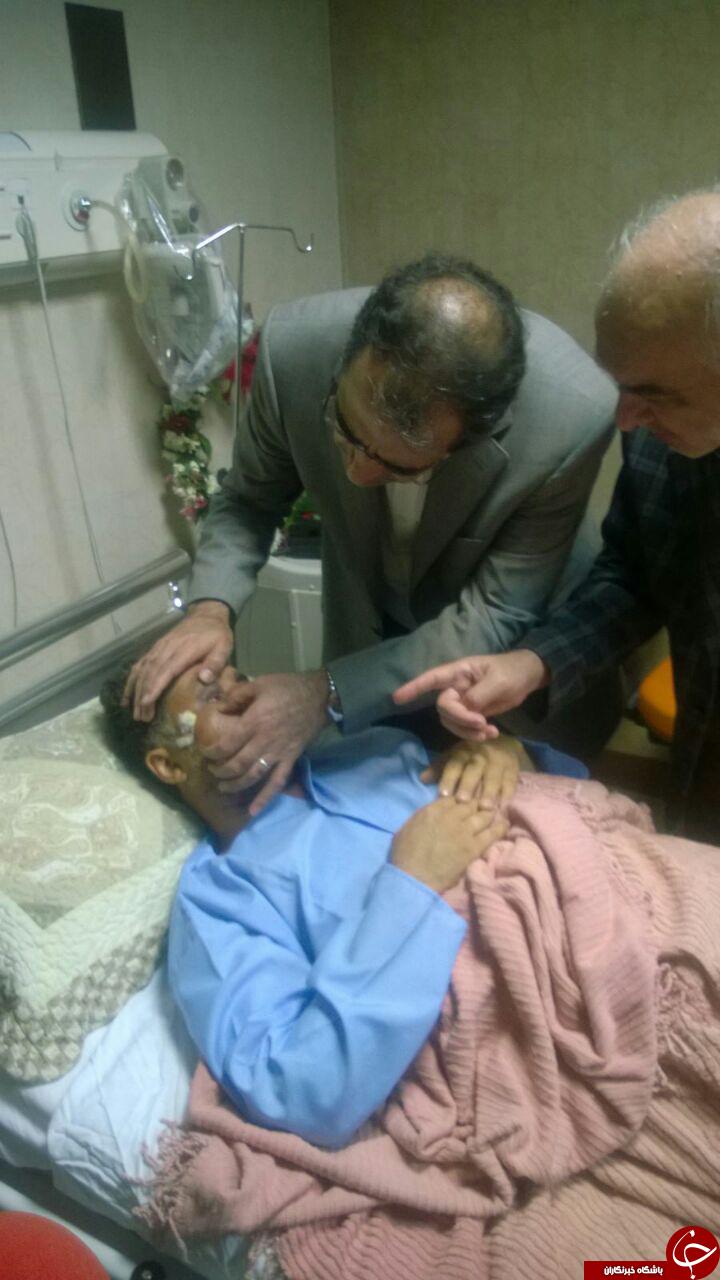 وزیر بهداشت خبرنگار مجروح را معاینه کرد+عکس وزیر بهداشت خبرنگار مجروح را معاینه کرد+عکس