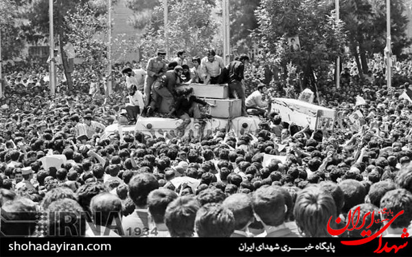 عکس/9 شهریور 1360- تشییع و خاکسپاری پیکرهای شهیدان رجایی و باهنر
