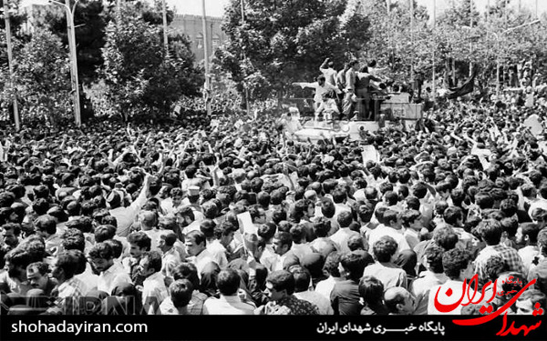 عکس/9 شهریور 1360- تشییع و خاکسپاری پیکرهای شهیدان رجایی و باهنر