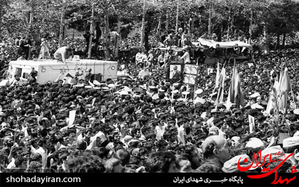 عکس/9 شهریور 1360- تشییع و خاکسپاری پیکرهای شهیدان رجایی و باهنر