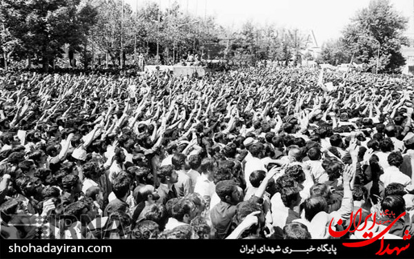 عکس/9 شهریور 1360- تشییع و خاکسپاری پیکرهای شهیدان رجایی و باهنر