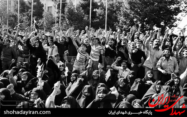 عکس/9 شهریور 1360- تشییع و خاکسپاری پیکرهای شهیدان رجایی و باهنر