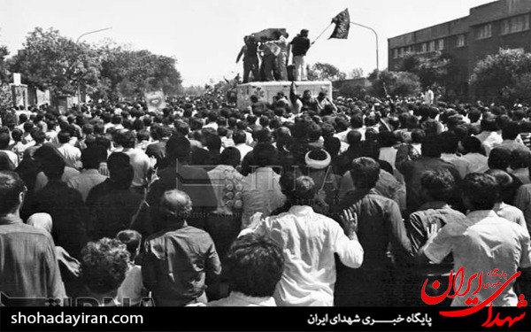 عکس/9 شهریور 1360- تشییع و خاکسپاری پیکرهای شهیدان رجایی و باهنر