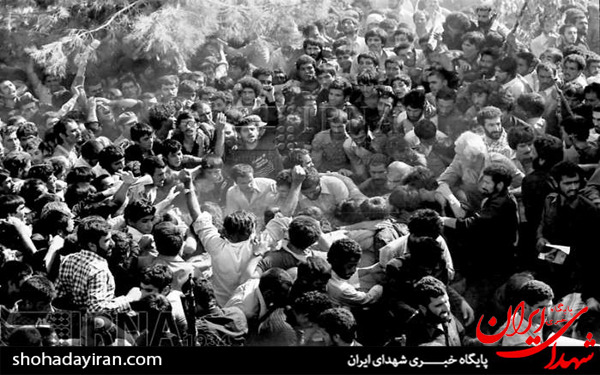 عکس/9 شهریور 1360- تشییع و خاکسپاری پیکرهای شهیدان رجایی و باهنر
