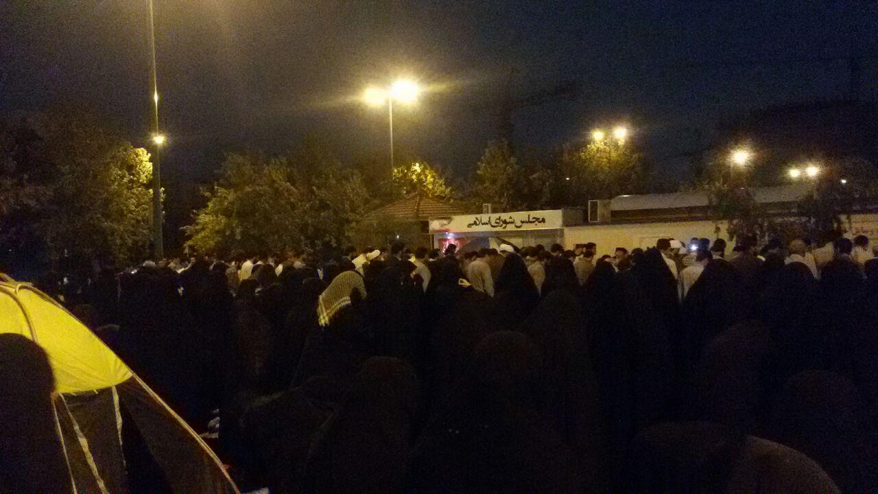 نماز جماعت متحصنین مقابل مجلس زیر باران+عکس