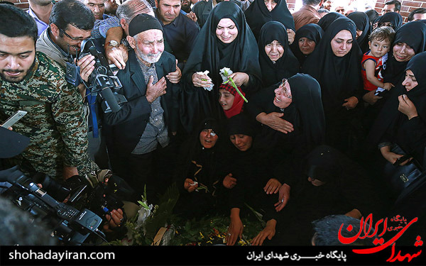 عکس/استقبال از خانواده شهید گمنام در دانشگاه قم