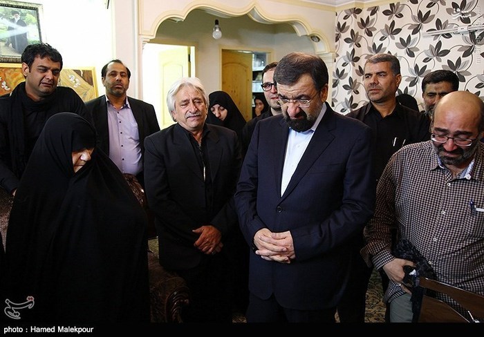 عکس/ حضور محسن رضایی در منزل شهید همدانی