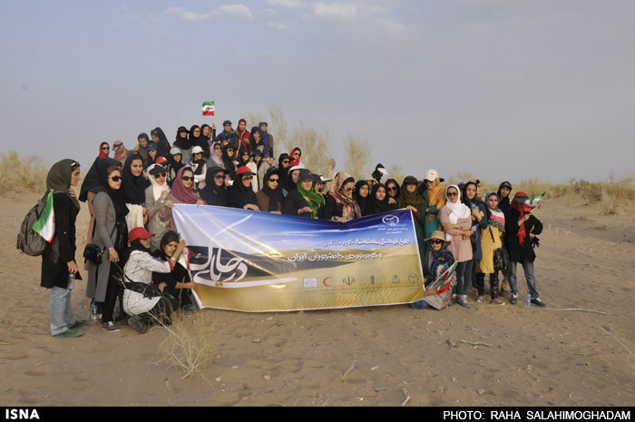 رقص و آواز در اردوی کویرنوردی دختران! +عکس رقص و آواز در اردوی کویرنوردی دختران! +عکس
