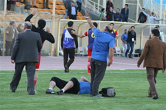 کتککاری یک بازیکن با پزشک تیم در فوتبال! +تصاویر کتککاری یک بازیکن با پزشک تیم در فوتبال! +تصاویر