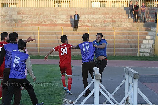 کتککاری یک بازیکن با پزشک تیم در فوتبال! +تصاویر کتککاری یک بازیکن با پزشک تیم در فوتبال! +تصاویر